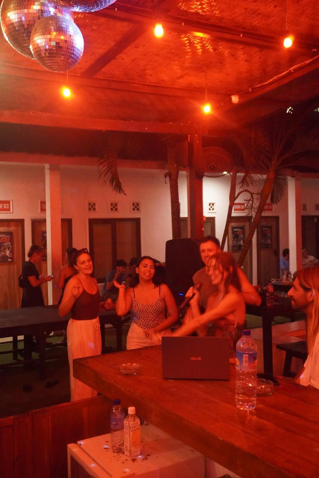 Kuta  Indonesia Backpacker Hostels מראה חיצוני תמונה